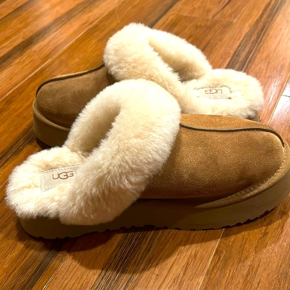 Ugg Disquette chestnut platform slipper size 9, lightly worn in the box